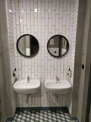 Dört Kişilik Oda, Ortak Banyo