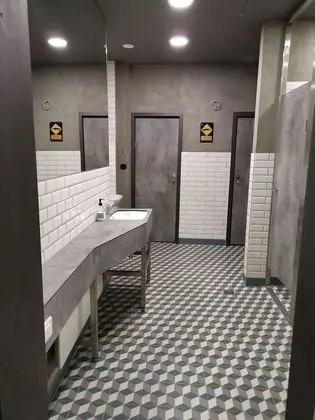 Dört Kişilik Oda, Ortak Banyo