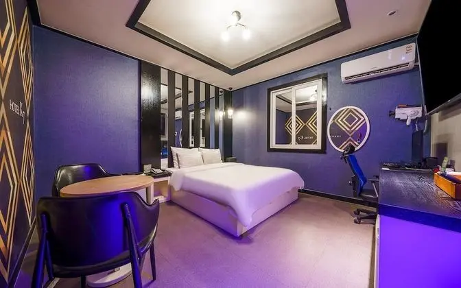 Oda (Standard Room (65-inch or 75-inch TV )