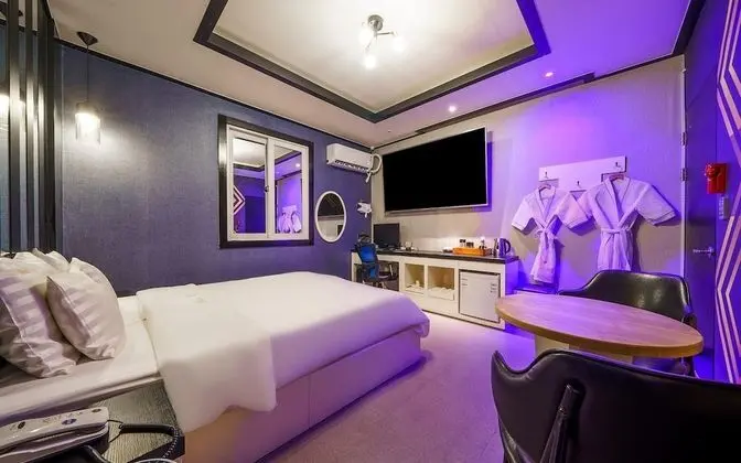 Oda (Standard Room (65-inch or 75-inch TV )