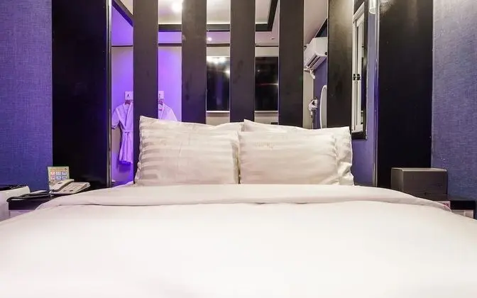 Oda (Standard Room (65-inch or 75-inch TV )