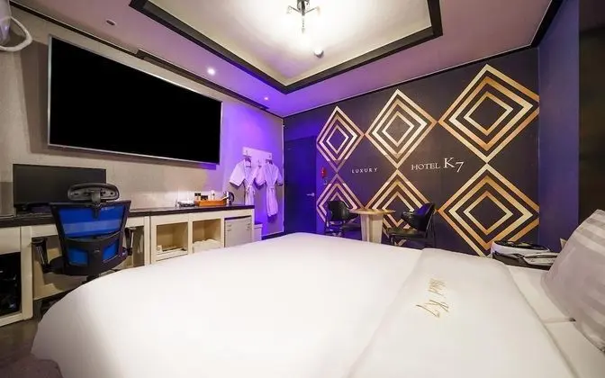 Oda (Standard Room (65-inch or 75-inch TV )