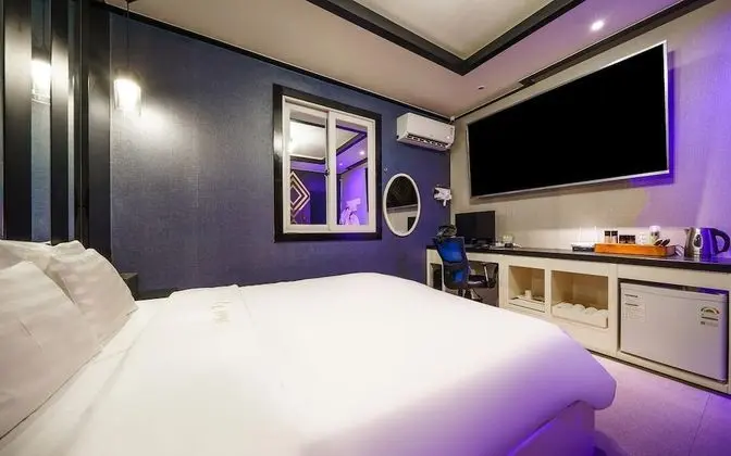 Oda (Standard Room (65-inch or 75-inch TV )