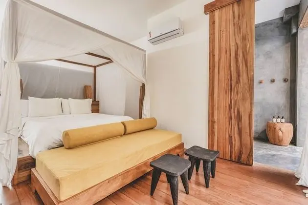 Tek Büyük Yataklı Oda, Banyolu/Duşlu, Bahçe Manzaralı (GARDEN SUITE)