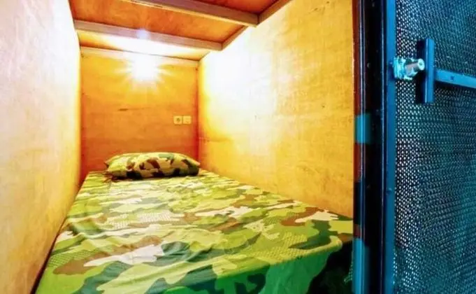 Kulübe, Sadece erkekler için (Non AC)