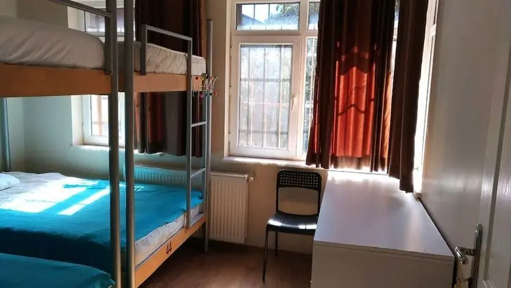 Basic Ortak Ranzalı Oda, Sadece erkekler için, Sigara İçilmez (6 person)