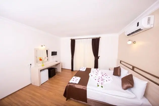 Standart Oda, Kara veya Havuz Manzaralı, Balkonlu