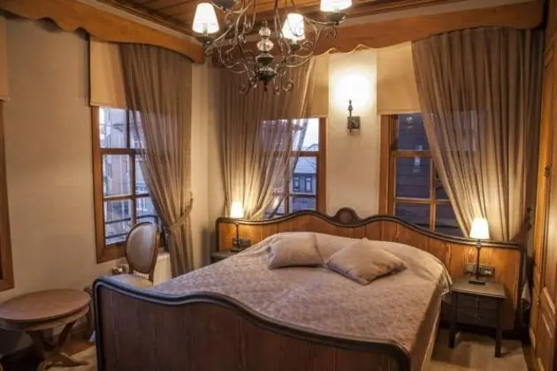 Çift Kişilik, Sokak Manzaralı