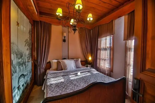 Çift Kişilik, Sokak Manzaralı