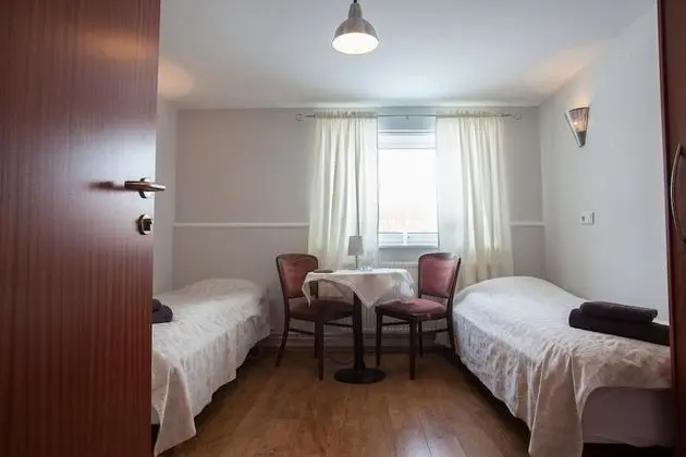 Tek Büyük veya İki Ayrı Yataklı Oda, Ortak Banyo