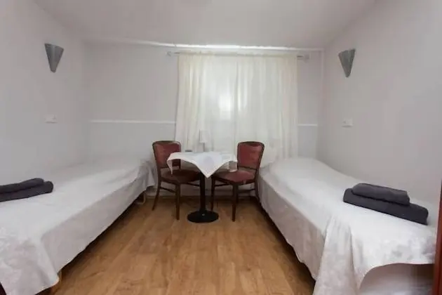 Tek Büyük veya İki Ayrı Yataklı Oda, Ortak Banyo