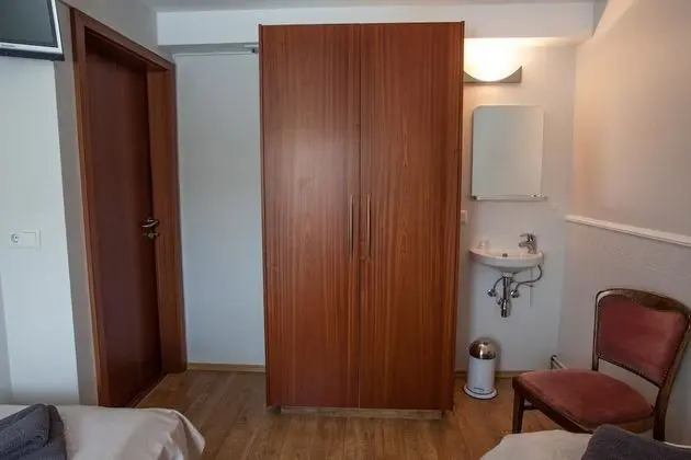 Tek Büyük veya İki Ayrı Yataklı Oda, Ortak Banyo