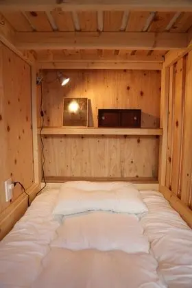 Ortak Ranzalı Oda, Sadece kadınlar için, Sigara İçilmez (For 4 people)