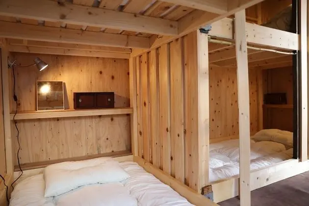 Ortak Ranzalı Oda, Sadece kadınlar için, Sigara İçilmez (For 4 people)