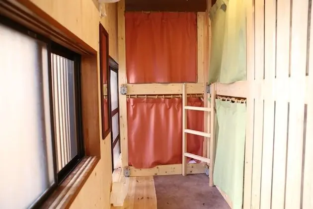 Ortak Ranzalı Oda, Sadece kadınlar için, Sigara İçilmez (For 4 people)