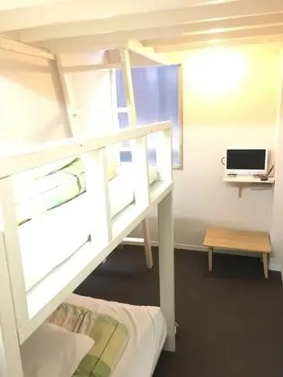 İki Ayrı Yataklı Oda, Ortak Banyo