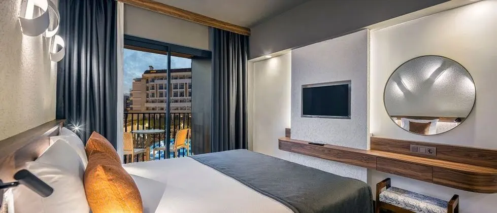Deluxe Havuz Manzaralı
