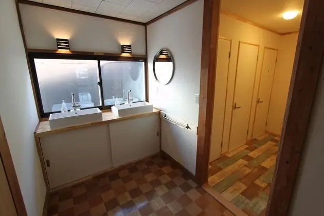 Basic Tek Büyük veya İki Ayrı Yataklı Oda, Ortak Banyo