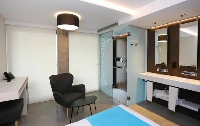 Üç Kişilik Oda, Havuz Manzaralı (Urban)