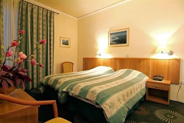 Üç Kişilik Oda, Deniz Manzaralı