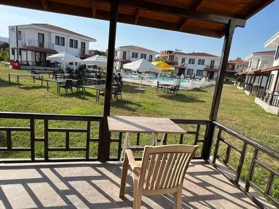 Aile Odası, Havuz ve Bahçe Manzaralı, 1. Kat