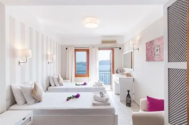 İki Ayrı Yataklı Deniz Manzaralı Junior Suit Oda