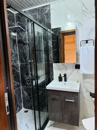 tüm odalarımızda tuvalet ve banyo standart olarak vardır.