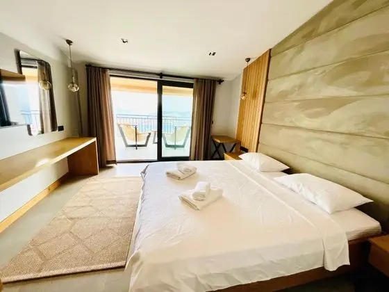 Deluxe Oda Balkonlu, Deniz veya Havuz Manzaralı, 2. Kat