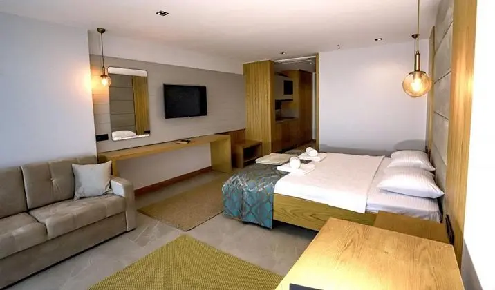 Deluxe Oda, Deniz ve Havuz Manzaralı, Balkonlu