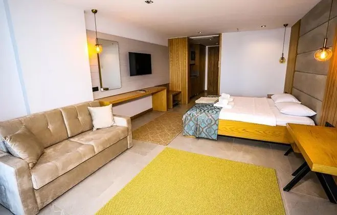 Deluxe Oda, Deniz ve Havuz Manzaralı, Balkonlu