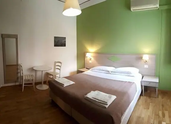 Tek Büyük veya İki Ayrı Yataklı Oda, Ortak Banyo