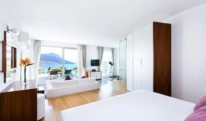 Private Pool Rooms