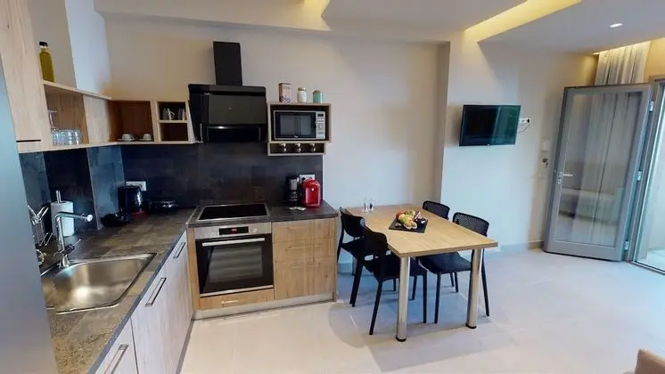 Junior Apart Daire, Havuz Kullanımı, Havuz Kenarı