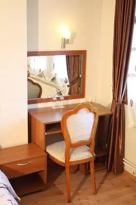 Standard Tek Büyük Yataklı Oda, Balkon, Havuz Manzaralı