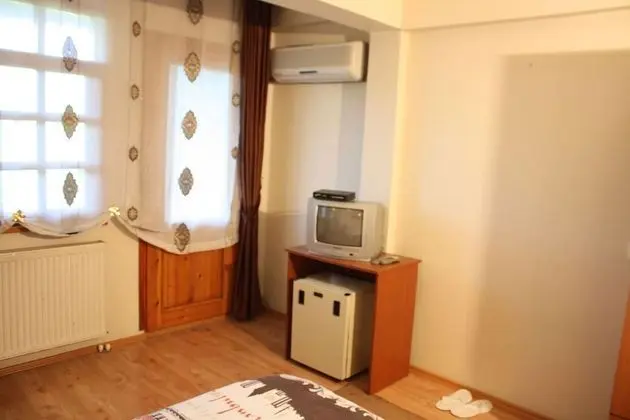 Standard Tek Büyük Yataklı Oda, Balkon, Havuz Manzaralı