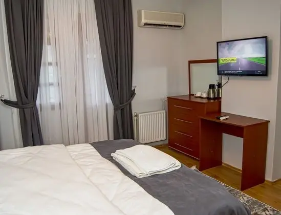 Standard Tek Büyük Yataklı Oda, Balkon, Havuz Manzaralı