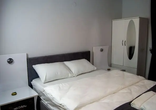 Standard Tek Büyük Yataklı Oda, Balkon, Havuz Manzaralı