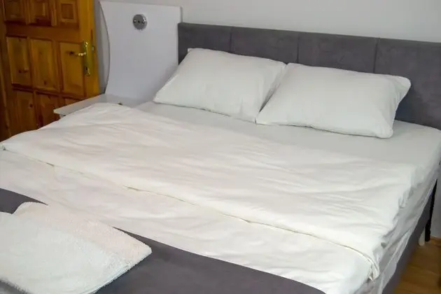 Standard Tek Büyük Yataklı Oda, Balkon, Havuz Manzaralı