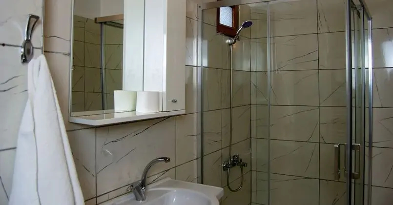 Standard Tek Büyük Yataklı Oda, Balkon, Havuz Manzaralı