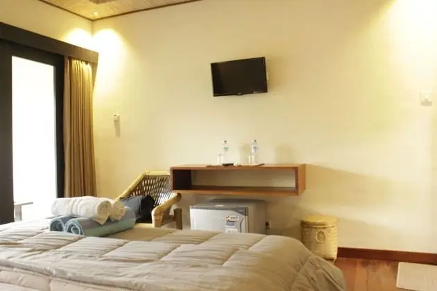 Deluxe Tek Büyük Yataklı Oda, Teras, Havuz Kenarı