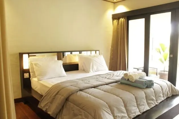 Deluxe Tek Büyük Yataklı Oda, Teras, Havuz Kenarı