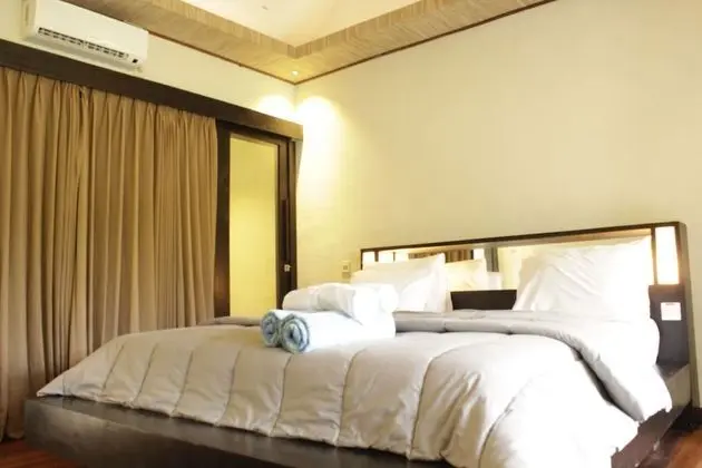 Deluxe Tek Büyük Yataklı Oda, Teras, Havuz Kenarı