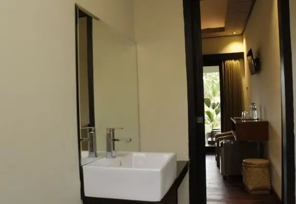 Deluxe Tek Büyük Yataklı Oda, Teras, Havuz Kenarı