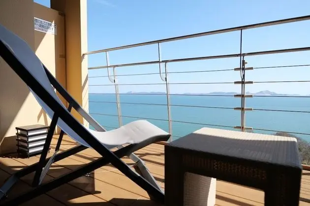 İki Ayrı Yataklı Oda, Sigara İçilmez (With shower booth & deck)