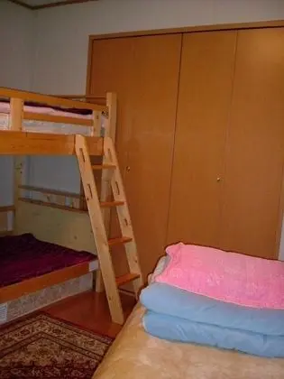 Üç Kişilik Oda, Sigara İçilmez
