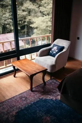 Aile Odası, Dere ve Orman Manzaralı