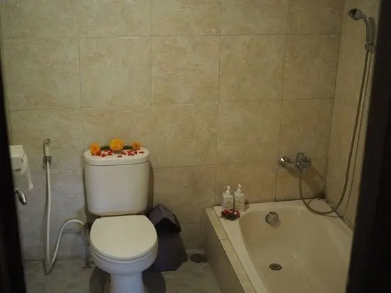 Basic Oda, 1 Büyük (Queen) Boy Yatak, Sigara İçilebilir, Bahçe Manzaralı