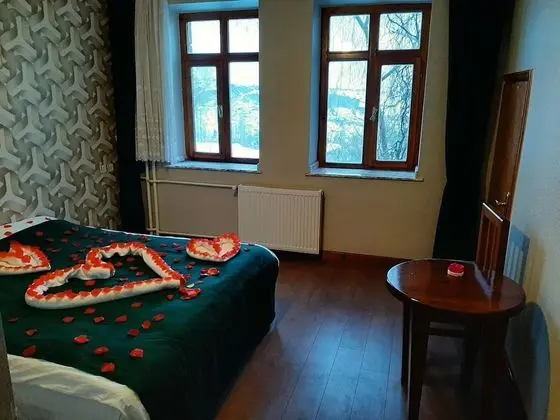 Family Oda, Göl Manzaralı