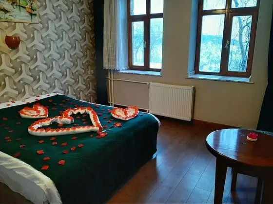 Family Oda, Göl Manzaralı
