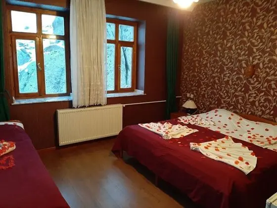 Family Oda, Göl Manzaralı